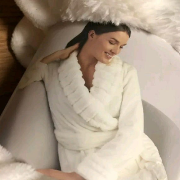 Robe - Picture 2 of 7